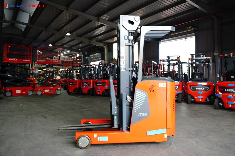 giá xe nâng điện đứng lái heli