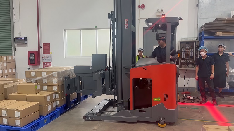 hình ảnh làm việc của xe nâng 3 chiều OPD15Z