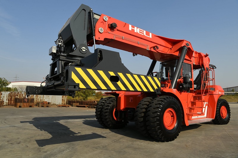 hình ảnh xe nâng chụp cont Heli 45 tấn