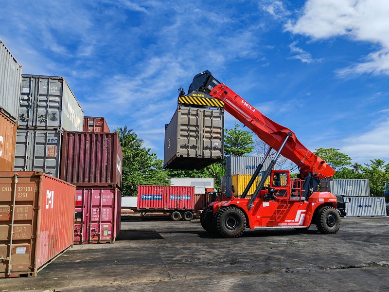hình ảnh xe nâng chụp container Heli