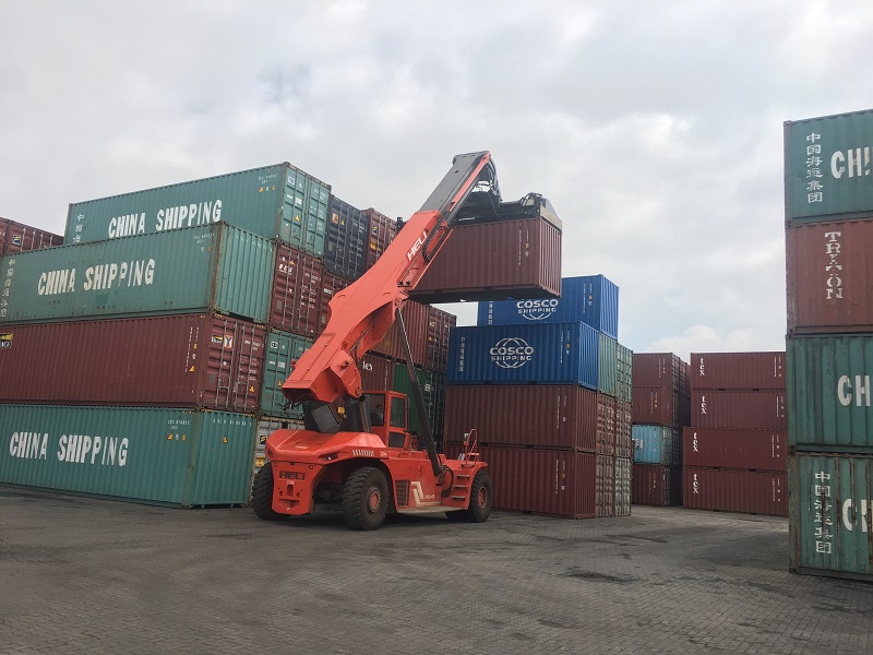 xe nâng gắp cont đặc