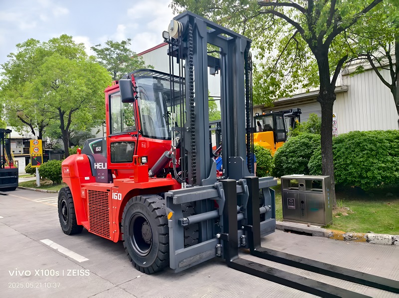 hình ảnh tổng thể xe nâng điện Heli 16 tấn