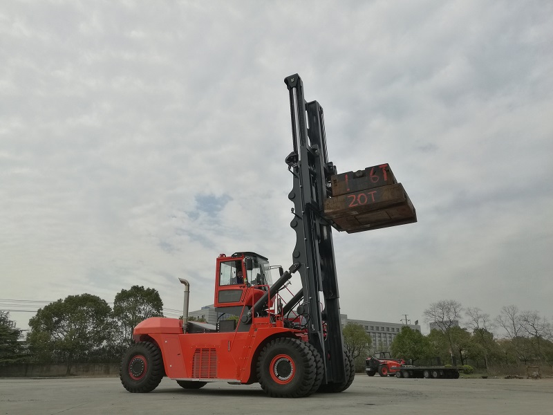 xe nâng Heli 28 tấn